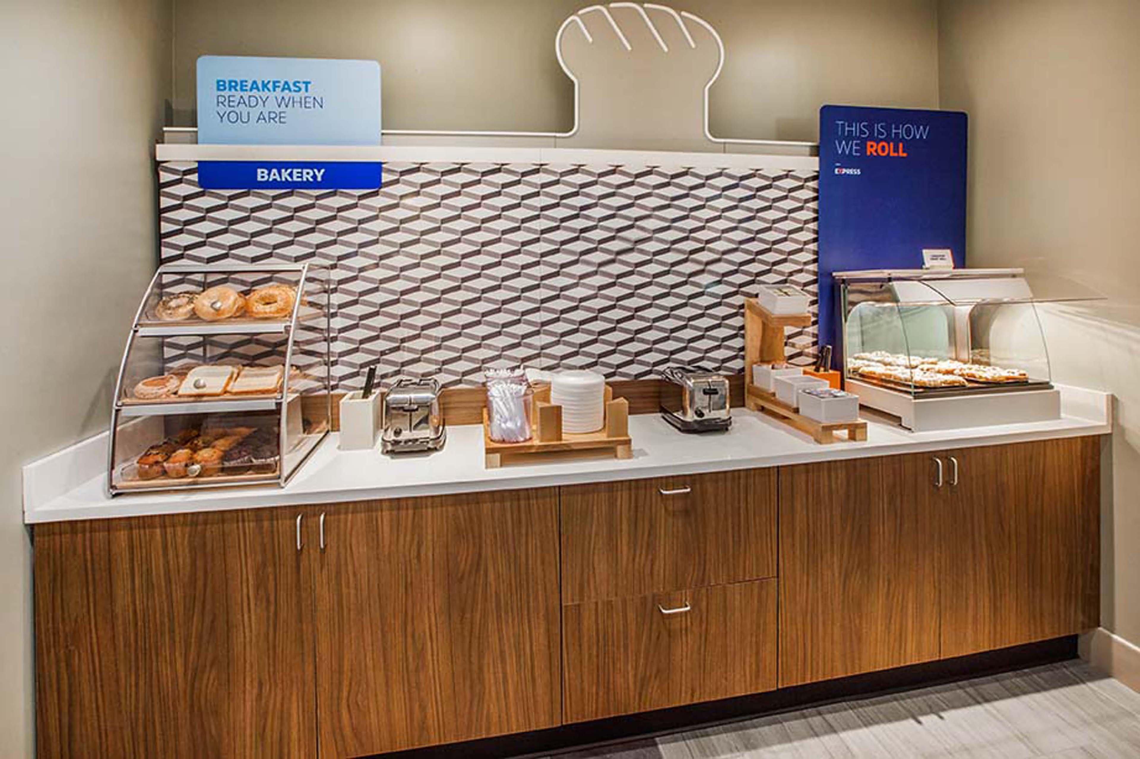Holiday Inn Express Fresno Northwest - Herndon By Ihg Экстерьер фото